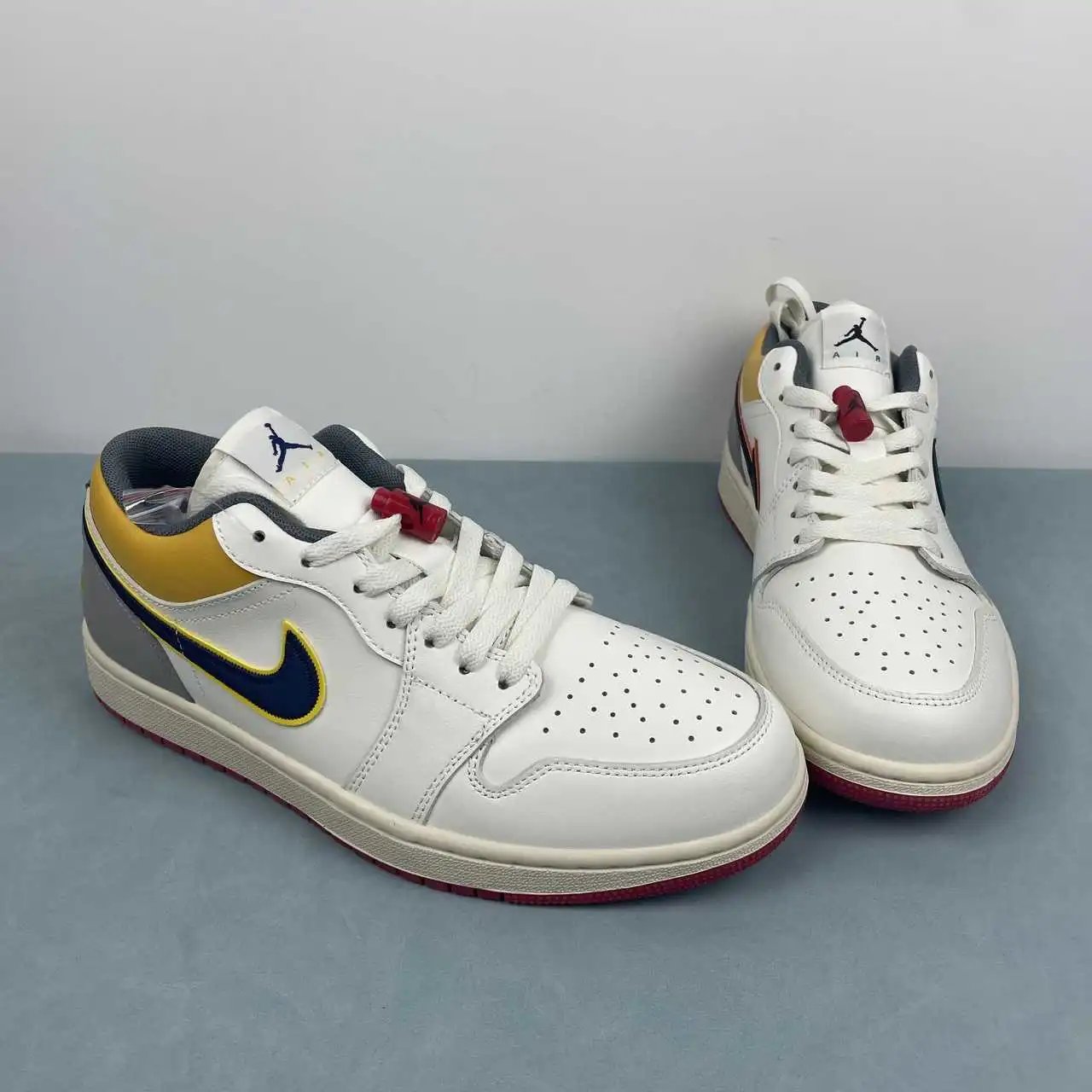 Air Jordan 1 Low HV4511-133 thumbnail 2