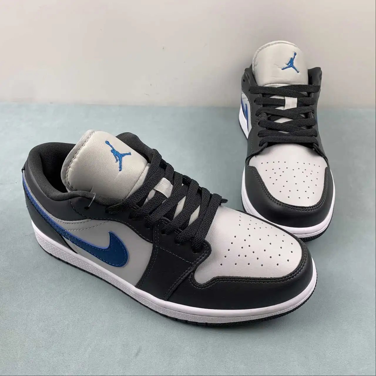 Air Jordan 1 Low DC0774-040 thumbnail 2