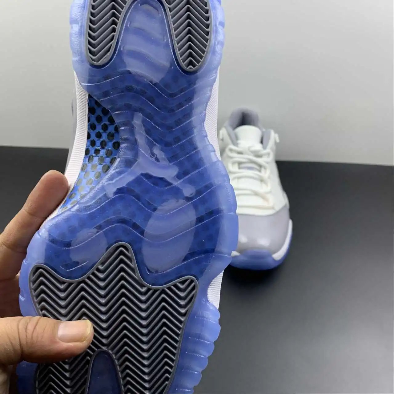 Air Jordan 11 AV2187-140 10