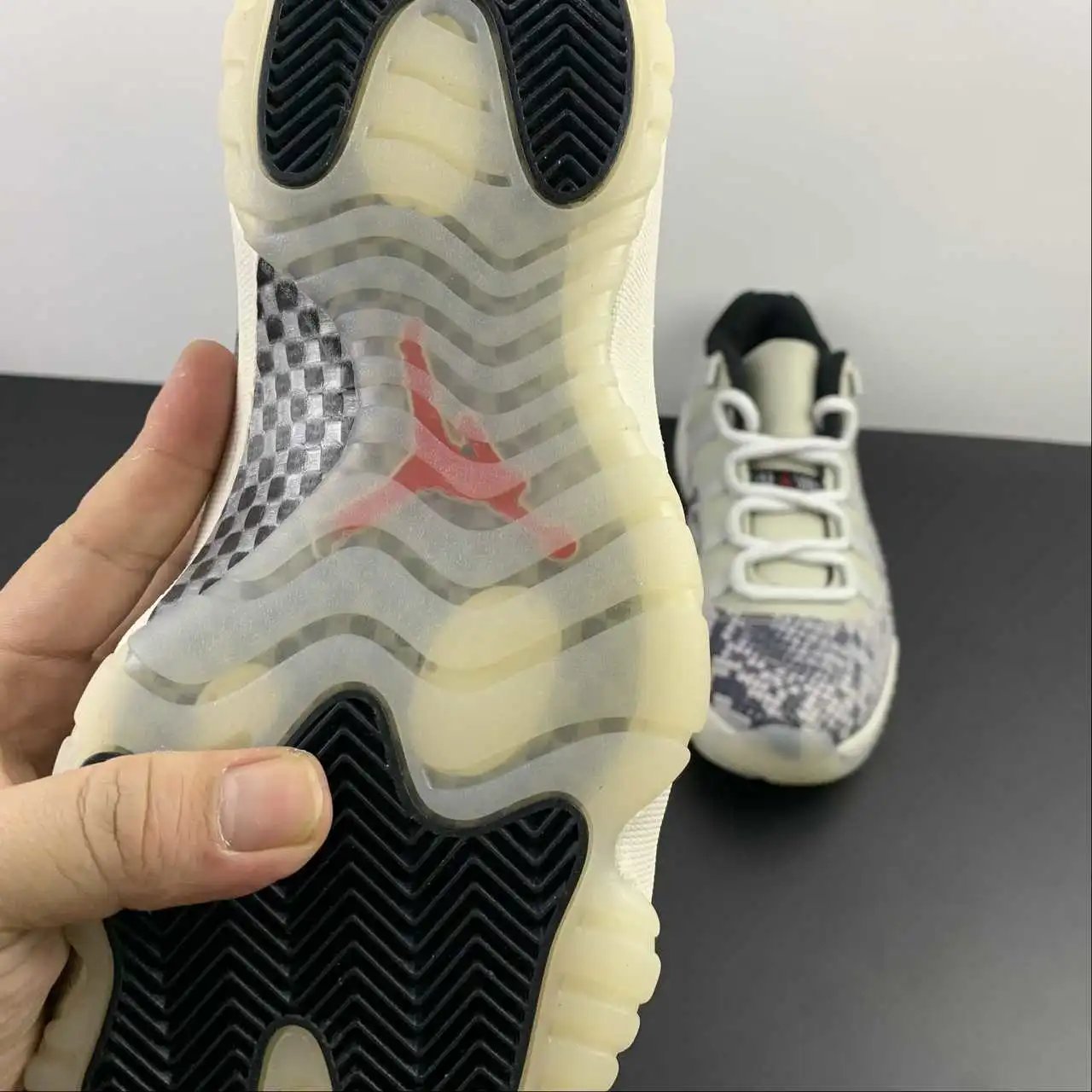Air Jordan 11 CD6846-002 10
