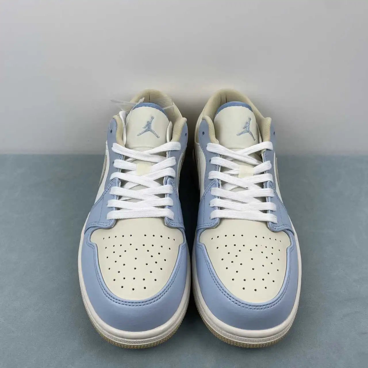 Air Jordan 1 Low HQ4186-111 thumbnail 3
