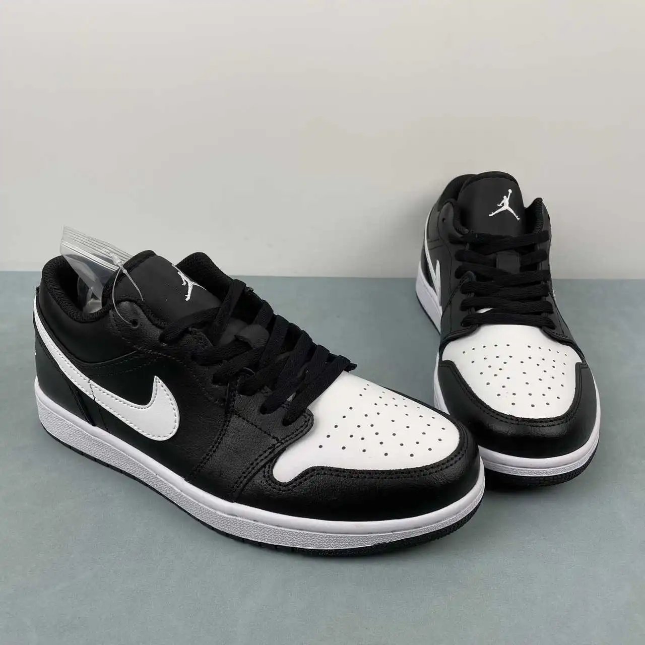 Air Jordan 1 Low 553558-043 thumbnail 2
