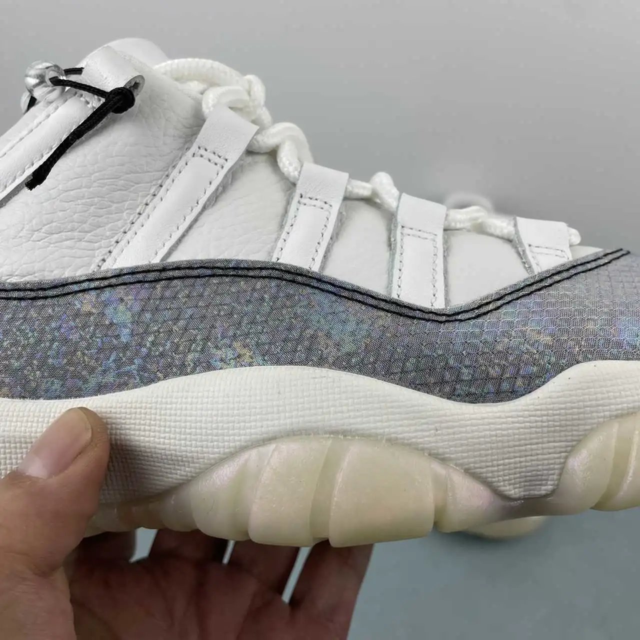Air Jordan 11 HQ7000-001 9