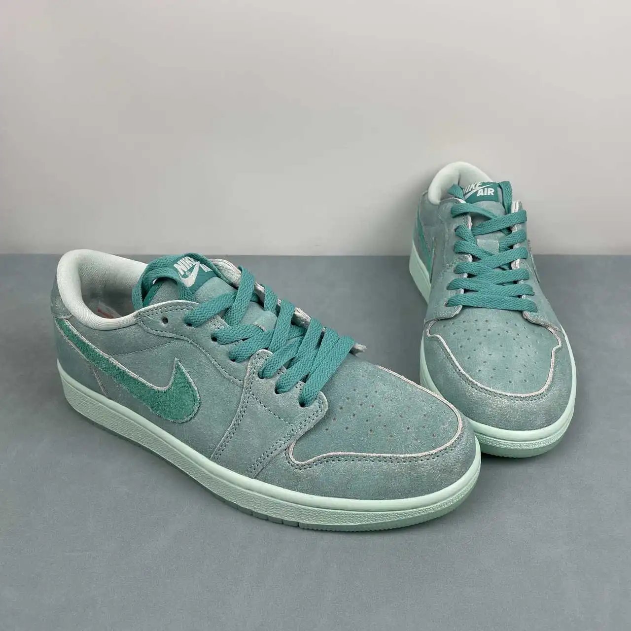 Air Jordan 1 Low HQ8111-300 thumbnail 2