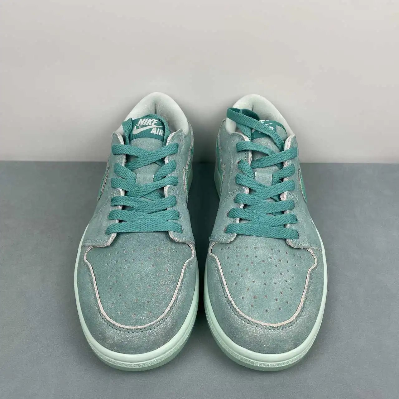 Air Jordan 1 Low HQ8111-300 thumbnail 3