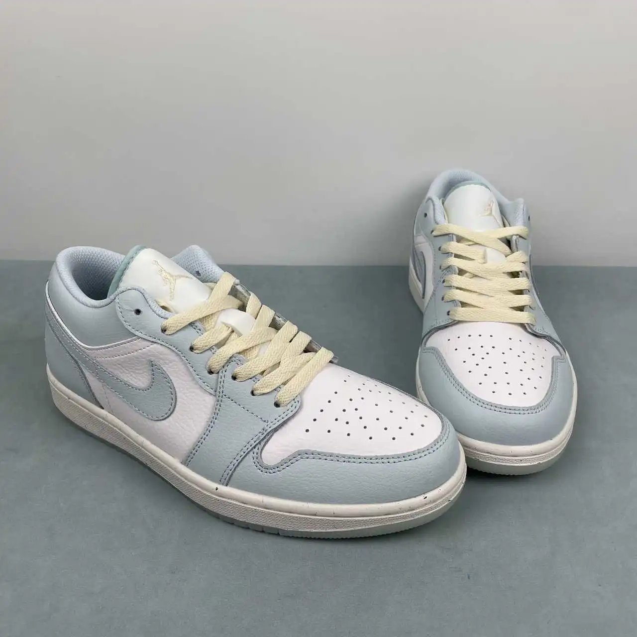 Air Jordan 1 Low HJ5999-400 thumbnail 2