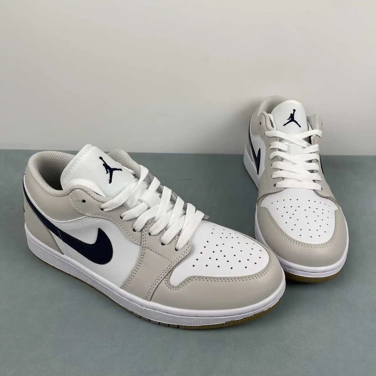 Air Jordan 1 Low 553558-146 thumbnail 2