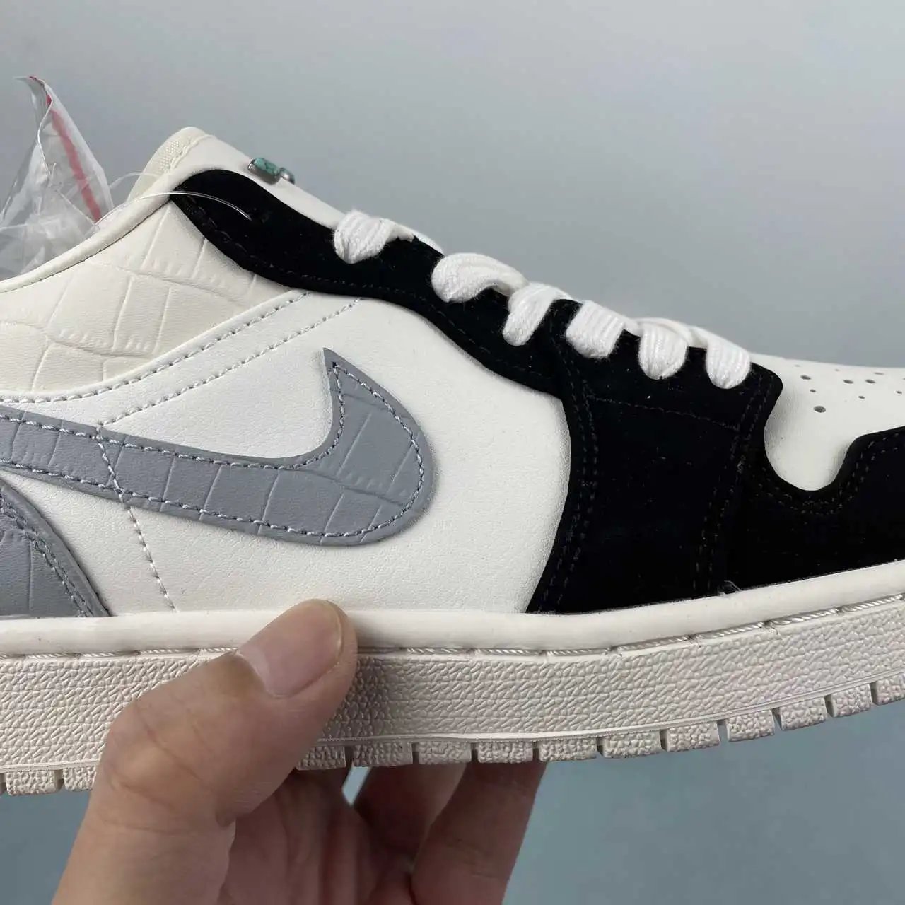 Air Jordan 1 Low IO2242-101 9