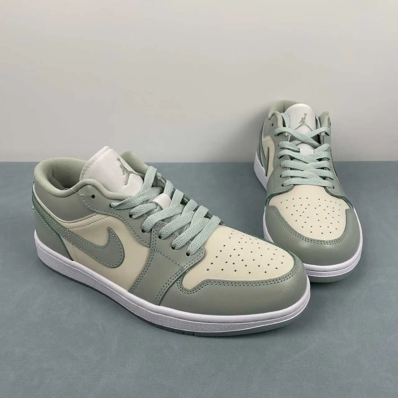 Air Jordan 1 Low HF4078-100 thumbnail 2