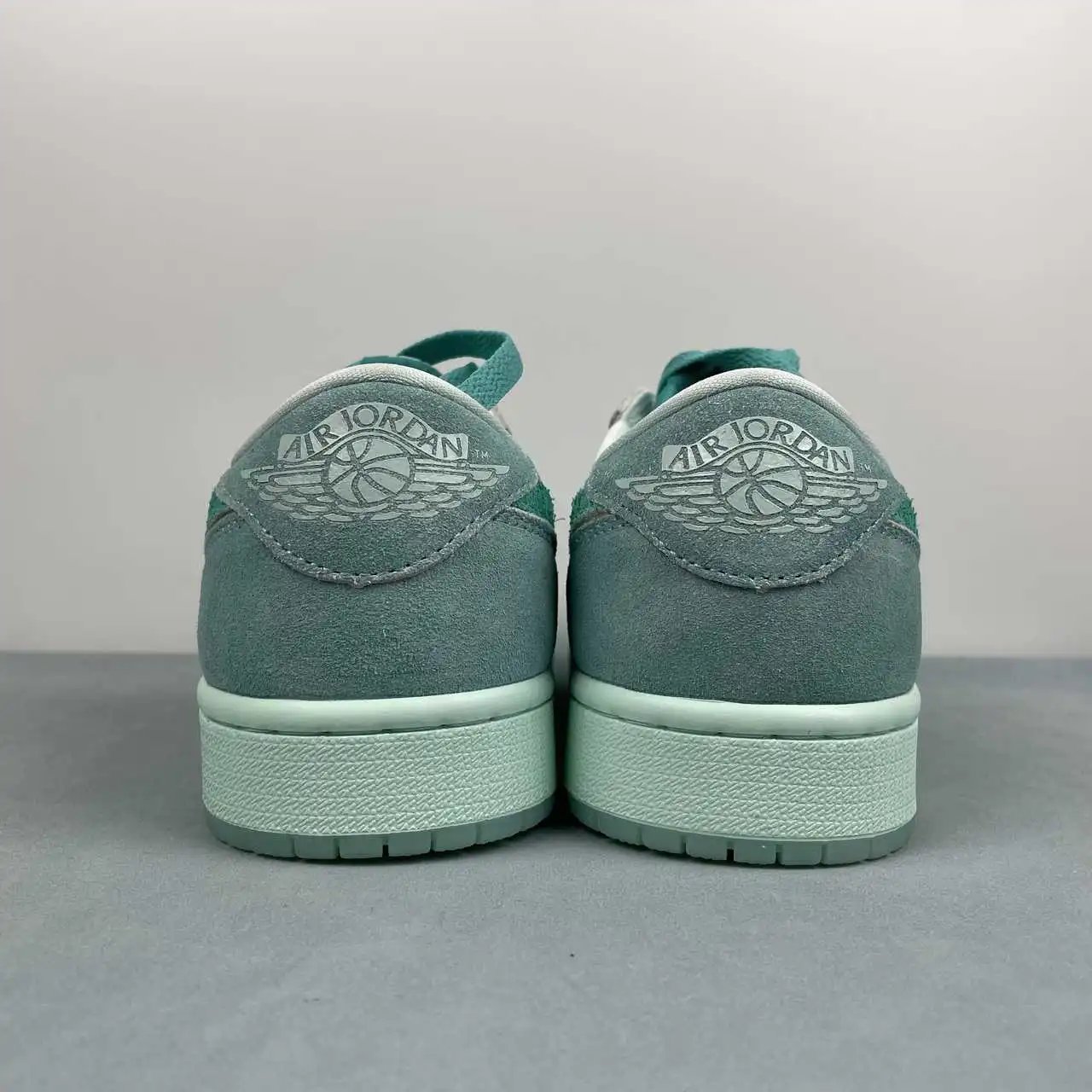 Air Jordan 1 Low HQ8111-300 thumbnail 4
