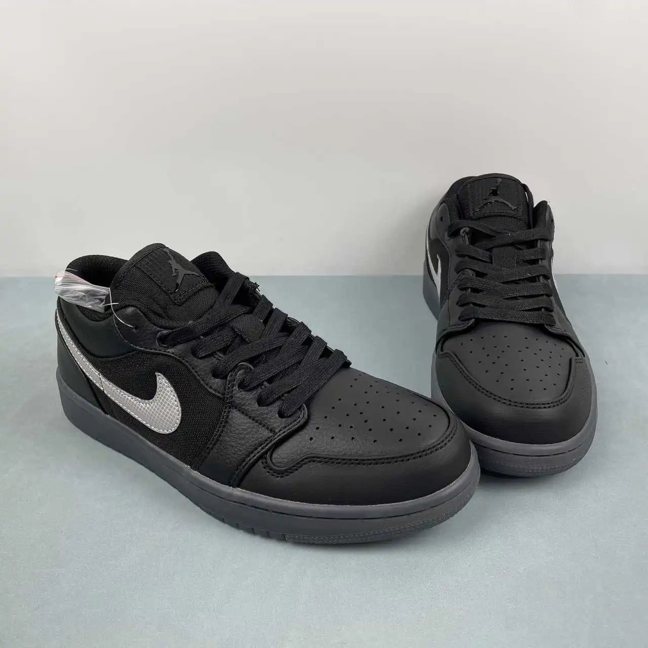 Air Jordan 1 Low HV5968-001 thumbnail 2