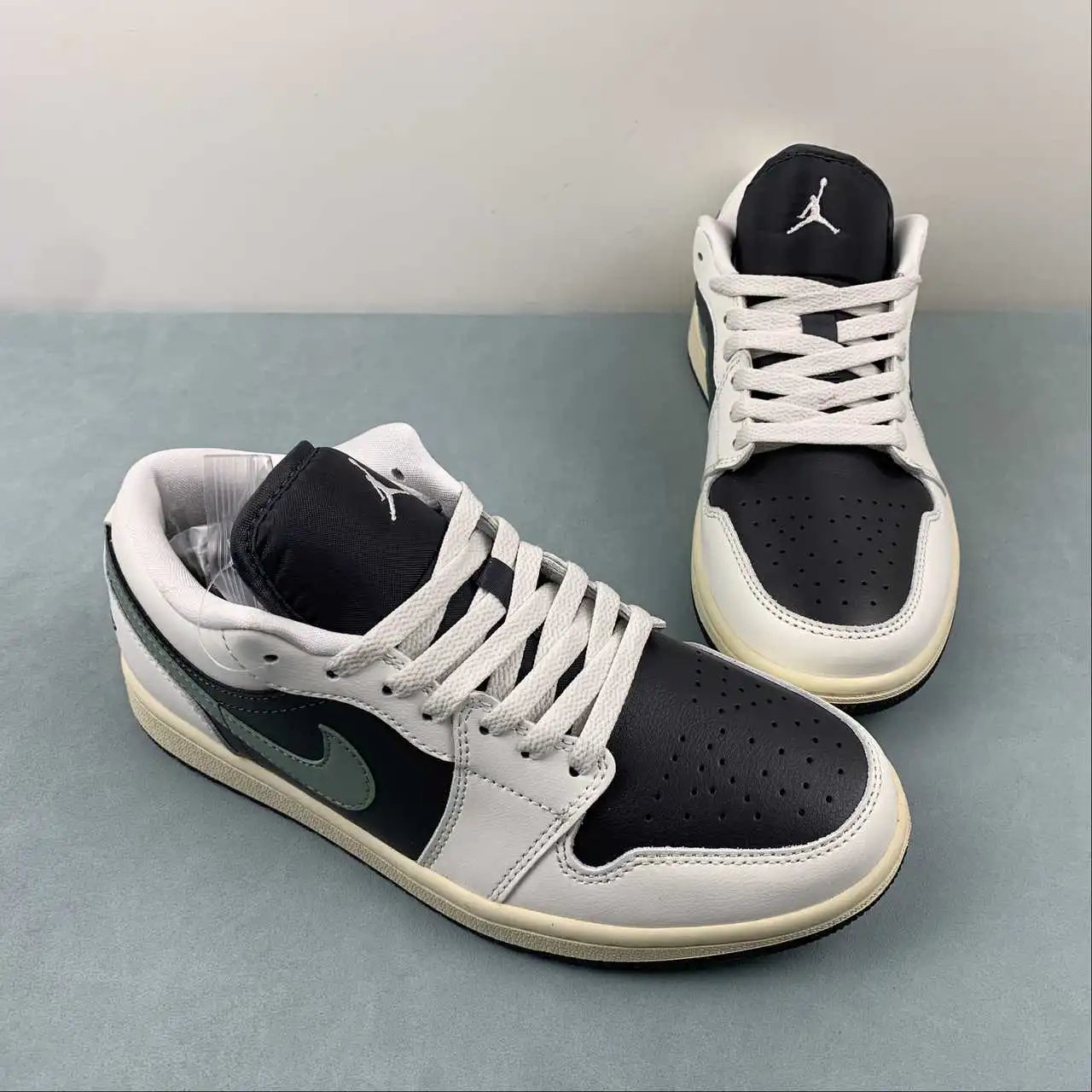 Air Jordan 1 Low DC0774-001 thumbnail 2