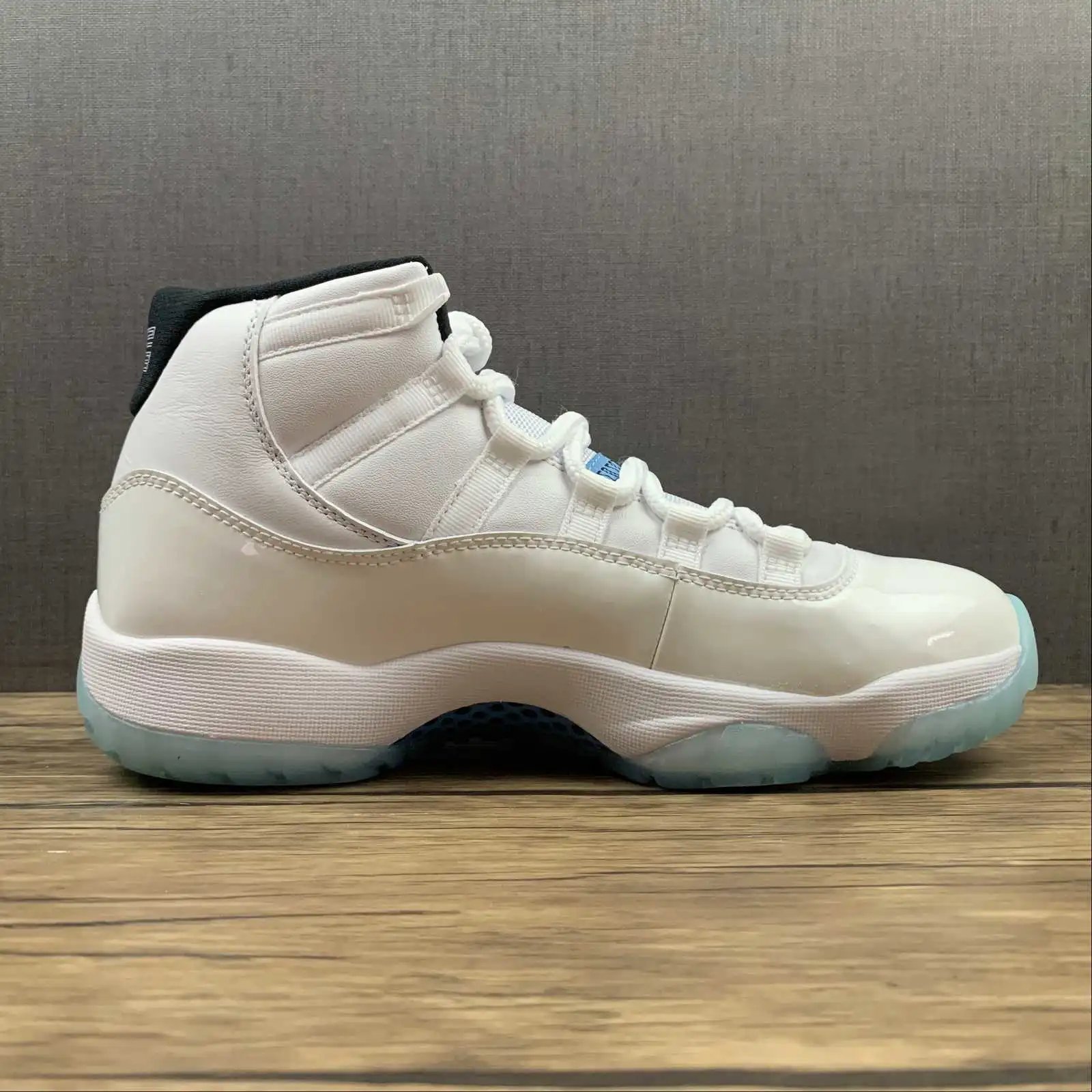 Air Jordan 11 378037-117 5