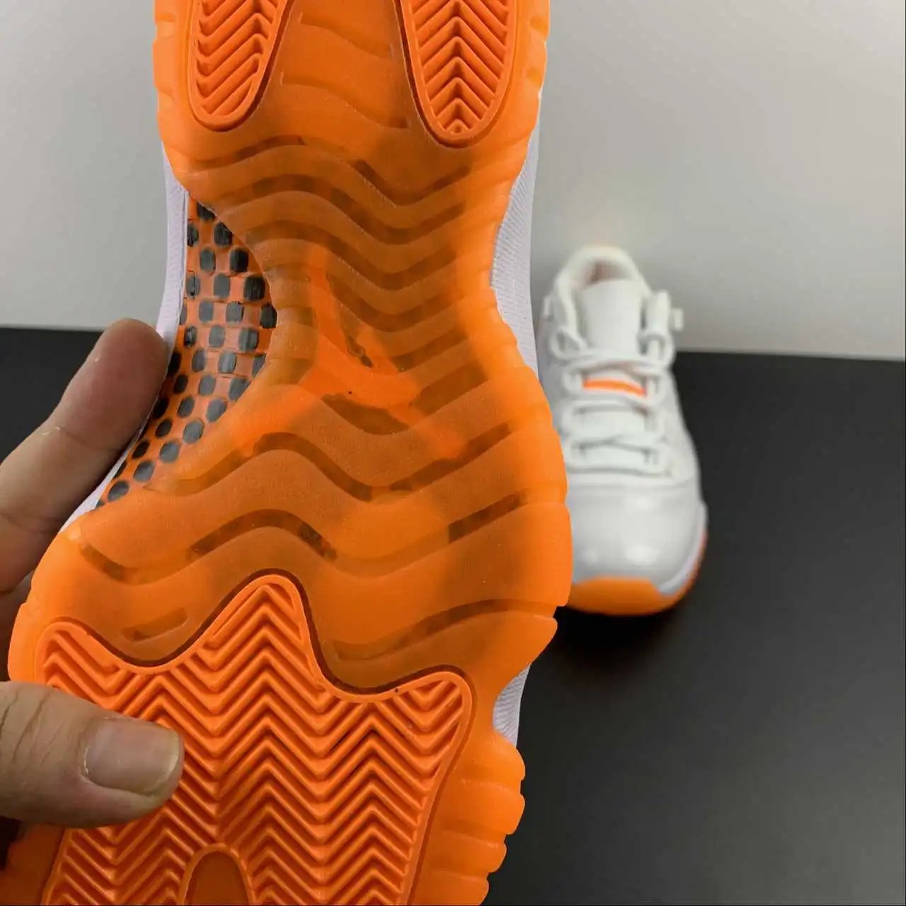 Air Jordan 11 AH7860-139 10