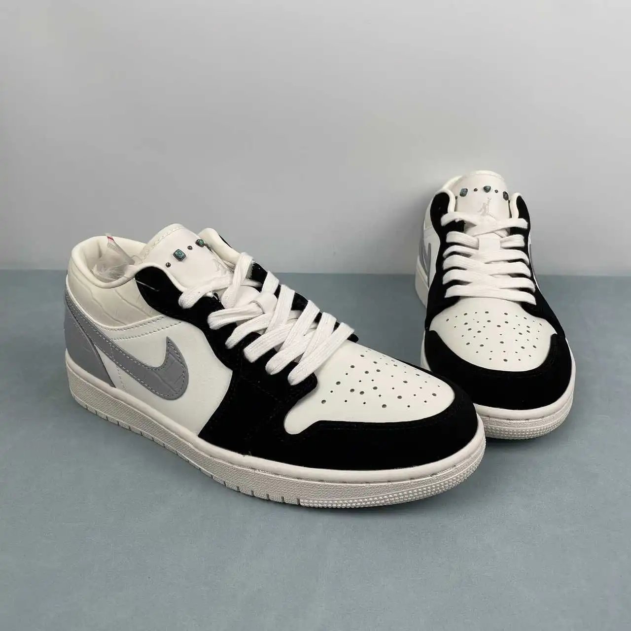 Air Jordan 1 Low IO2242-101 thumbnail 2