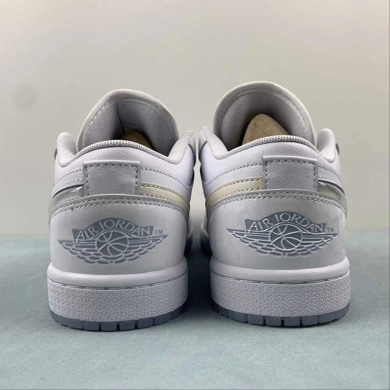 Air Jordan 1 Low FQ9112-100 thumbnail 4