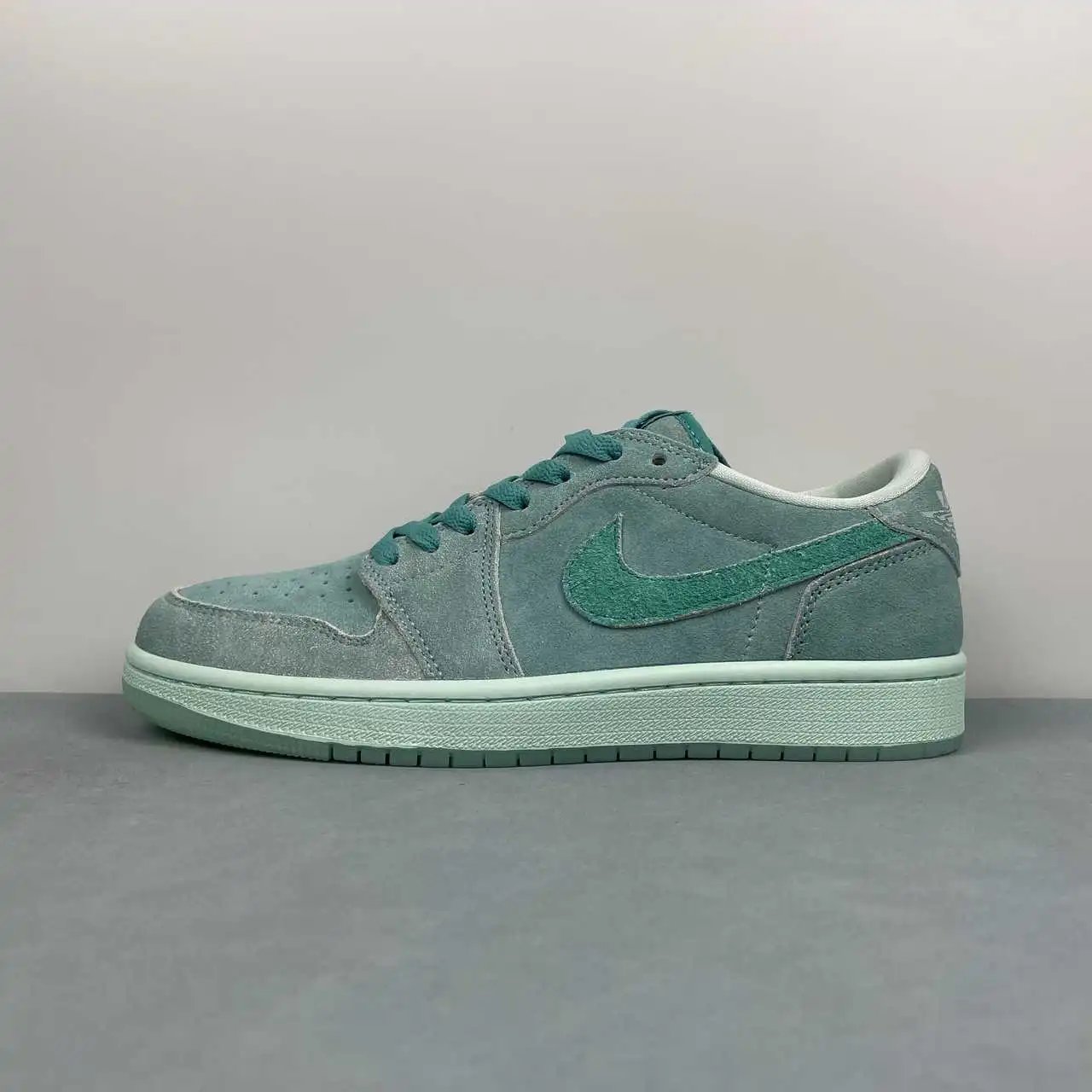 Air Jordan 1 Low HQ8111-300 5