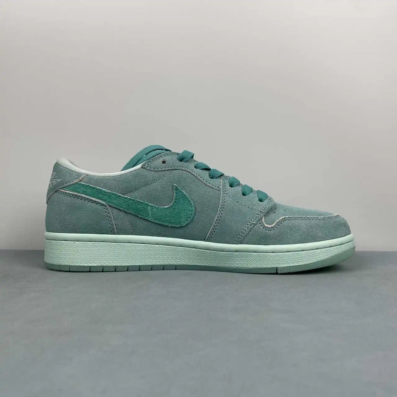 Air Jordan 1 Low HQ8111-300 6