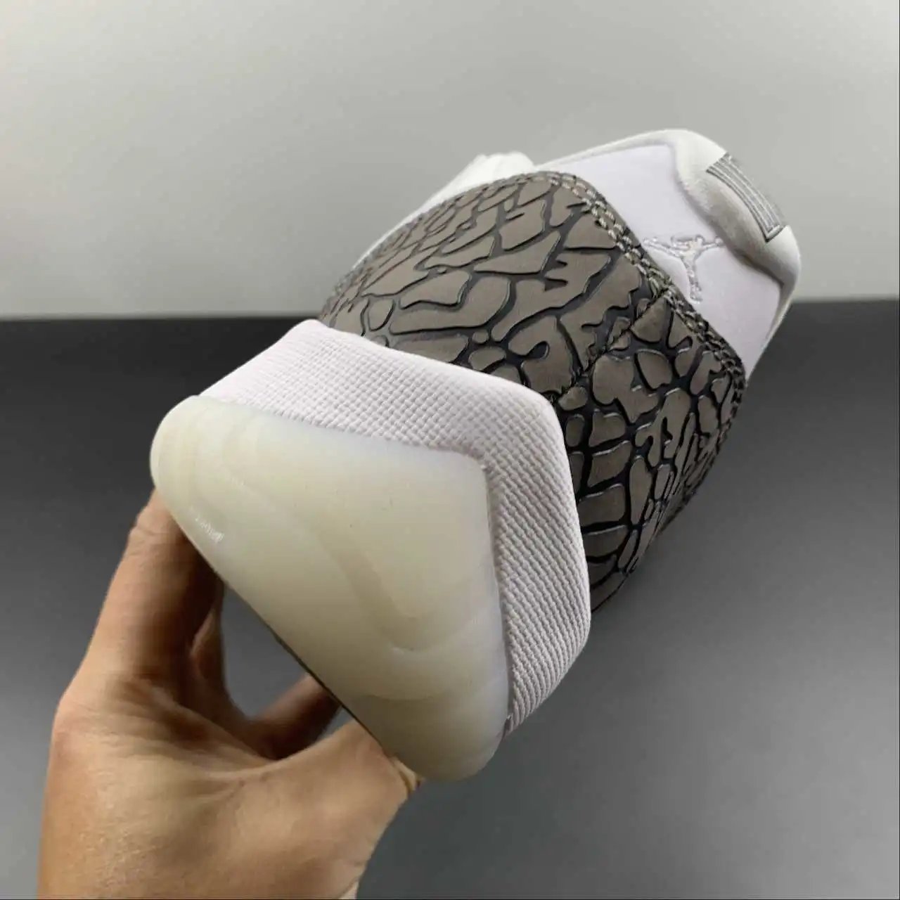 Air Jordan 11 AV2187-140 9