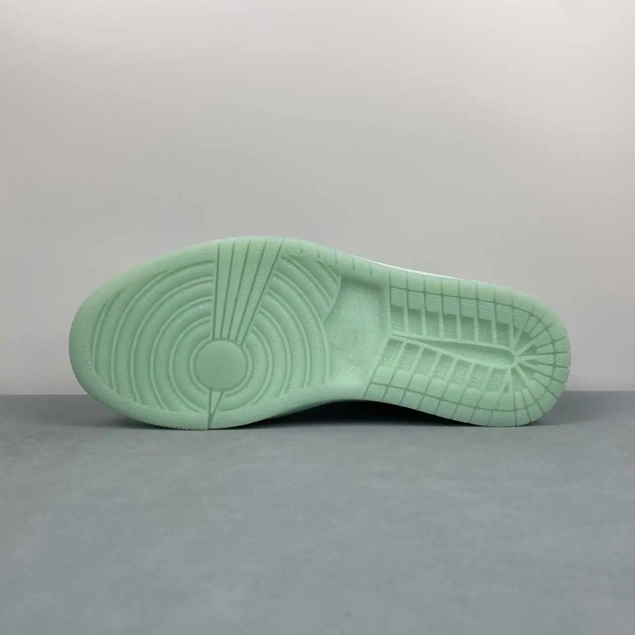 Air Jordan 1 Low HQ8111-300 11