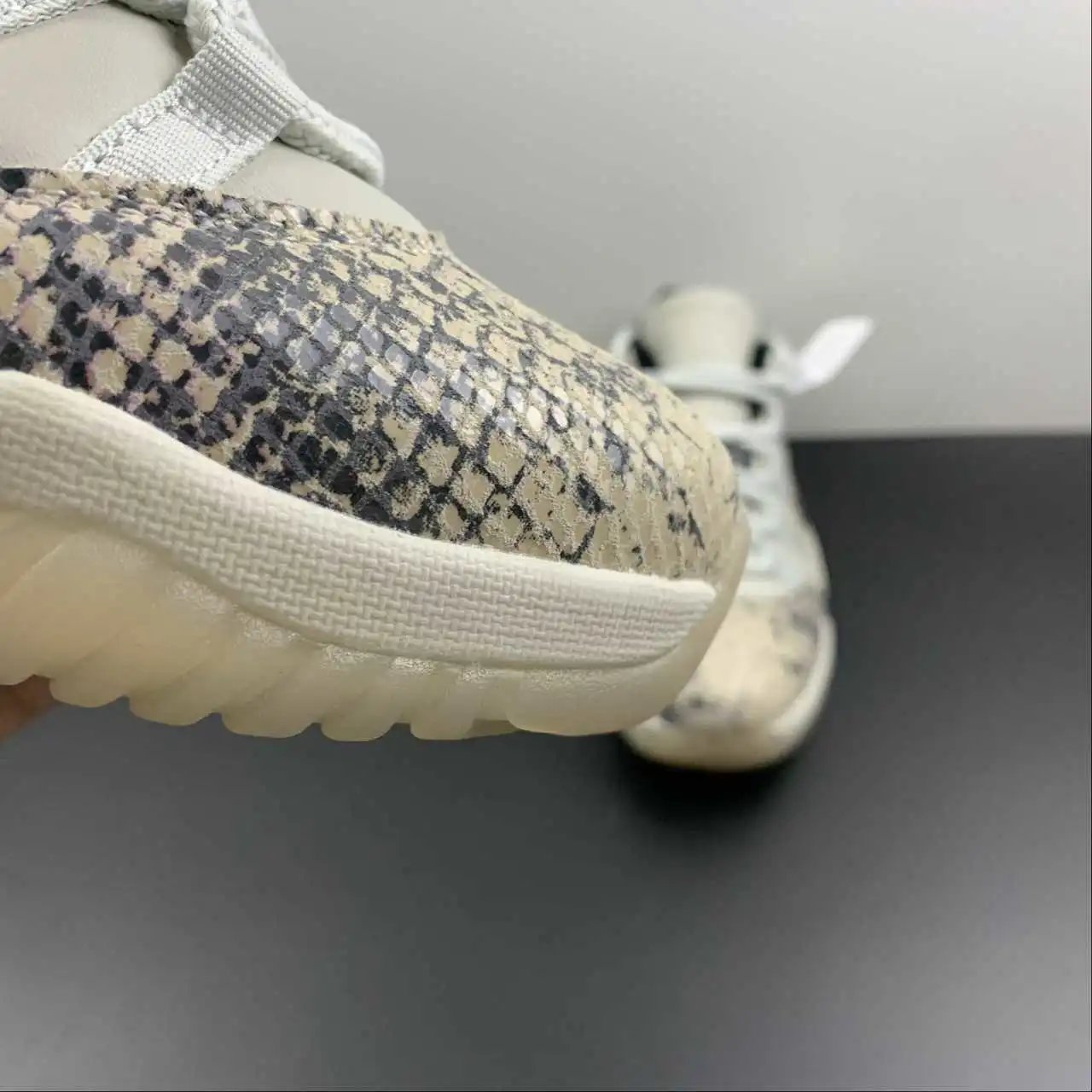 Air Jordan 11 CD6846-002 7