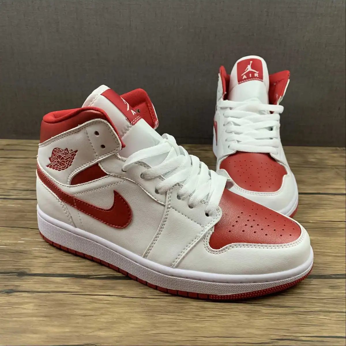 AJ1 Classic Chicago thumbnail 2