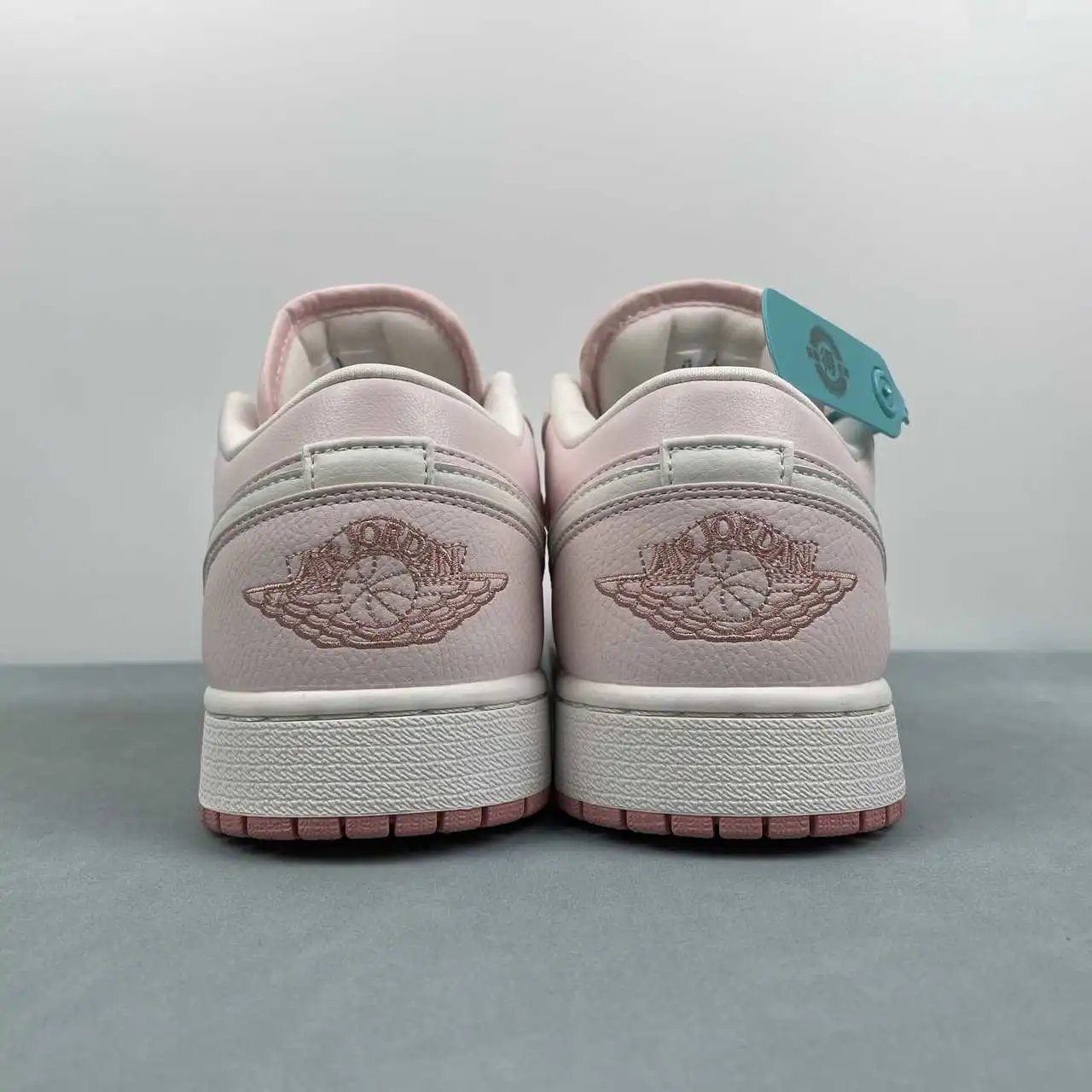 Air Jordan 1 Low IH0823-611 thumbnail 4