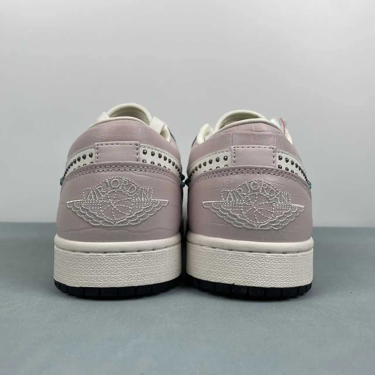 Air Jordan 1 Low IH7319-001 thumbnail 4