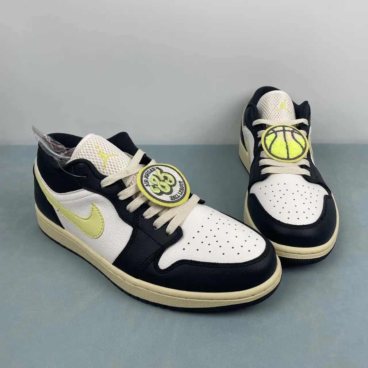 Air Jordan 1 Low HQ3009-003 thumbnail 2