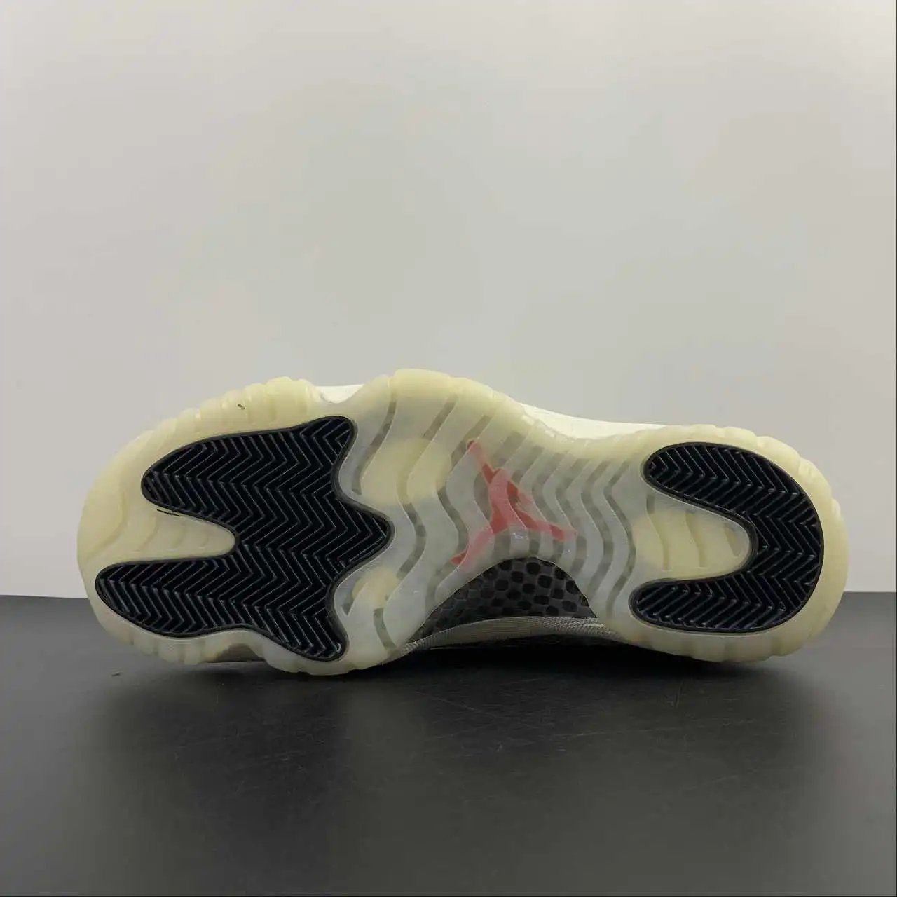 Air Jordan 11 CD6846-002 12