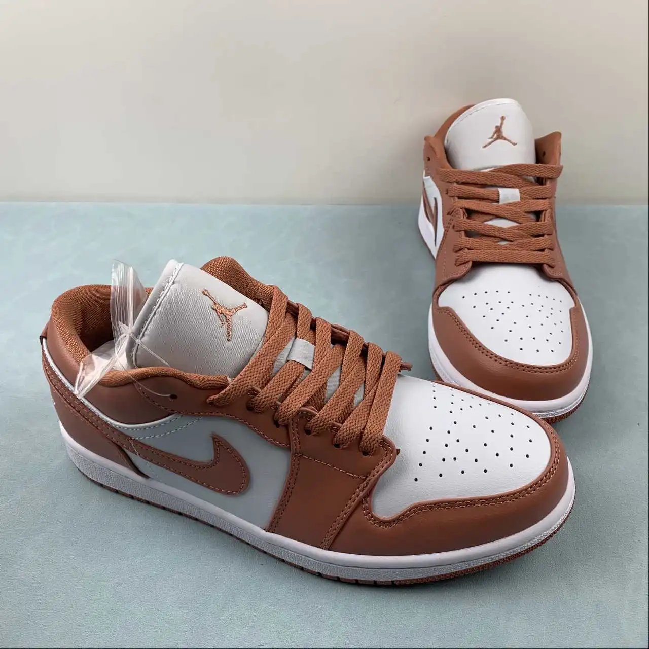 Air Jordan 1 Low DC0774-080 thumbnail 2