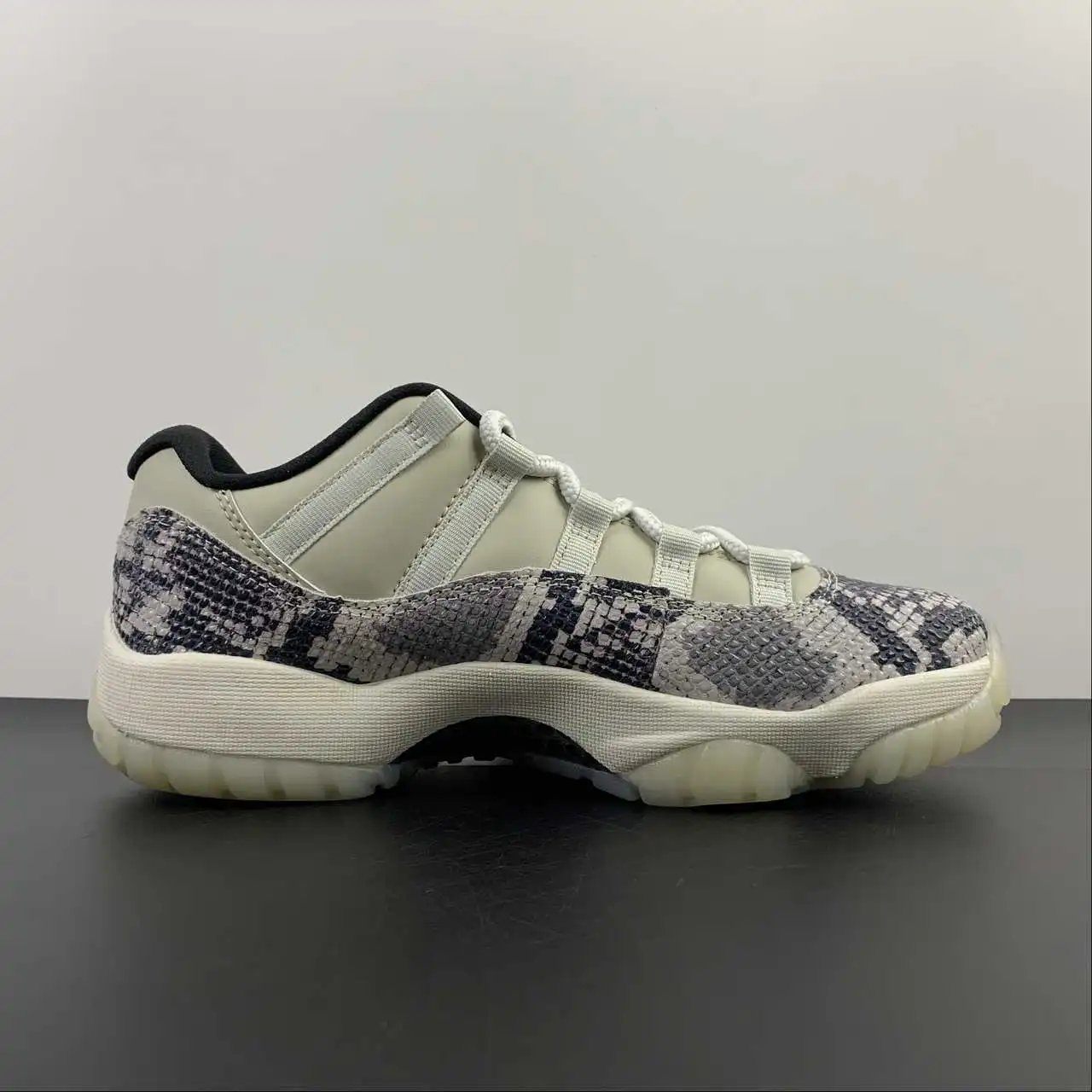 Air Jordan 11 CD6846-002 5