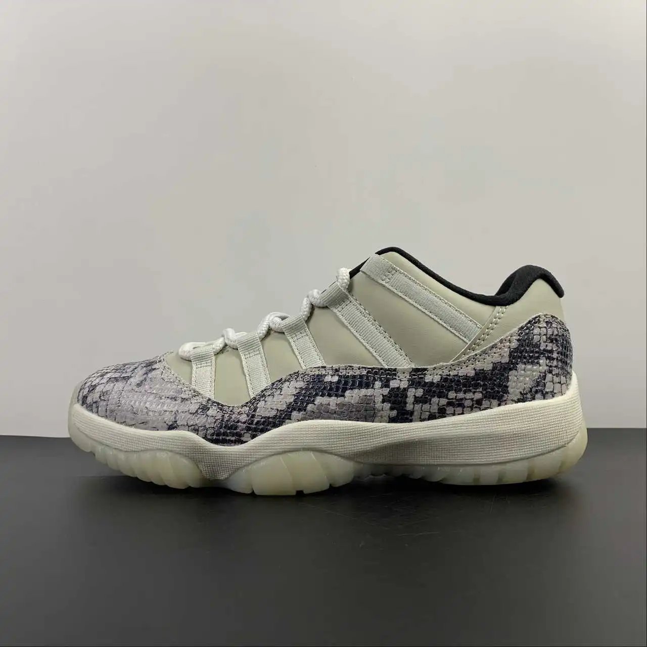 Air Jordan 11 CD6846-002 6