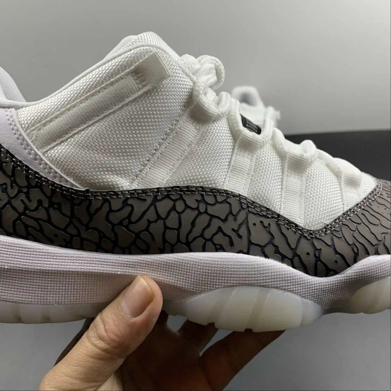 Air Jordan 11 AV2187-140 8