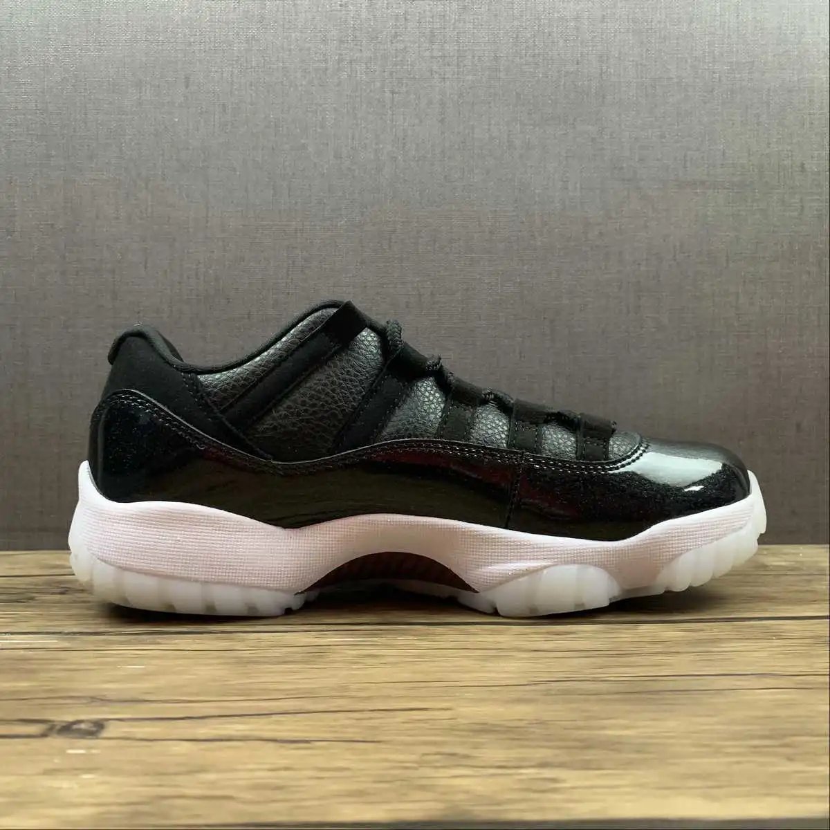 Air Jordan 11 AV2187-001 5