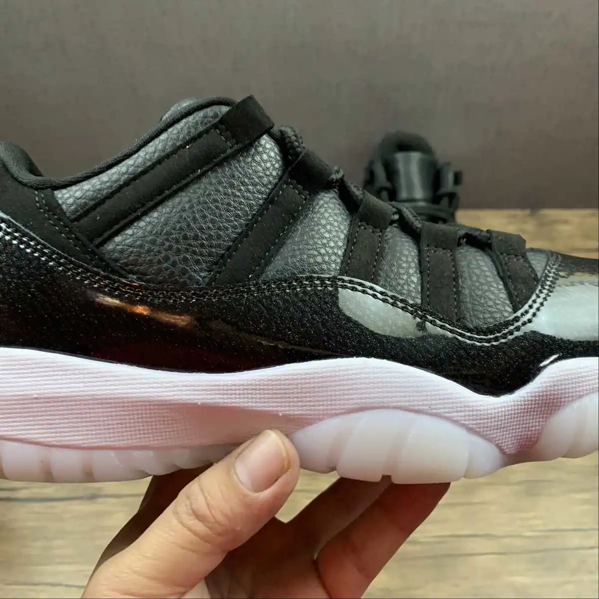 Air Jordan 11 AV2187-001 9
