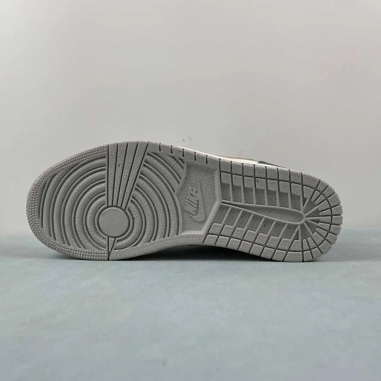Air Jordan 1 Low FQ7687-300 11