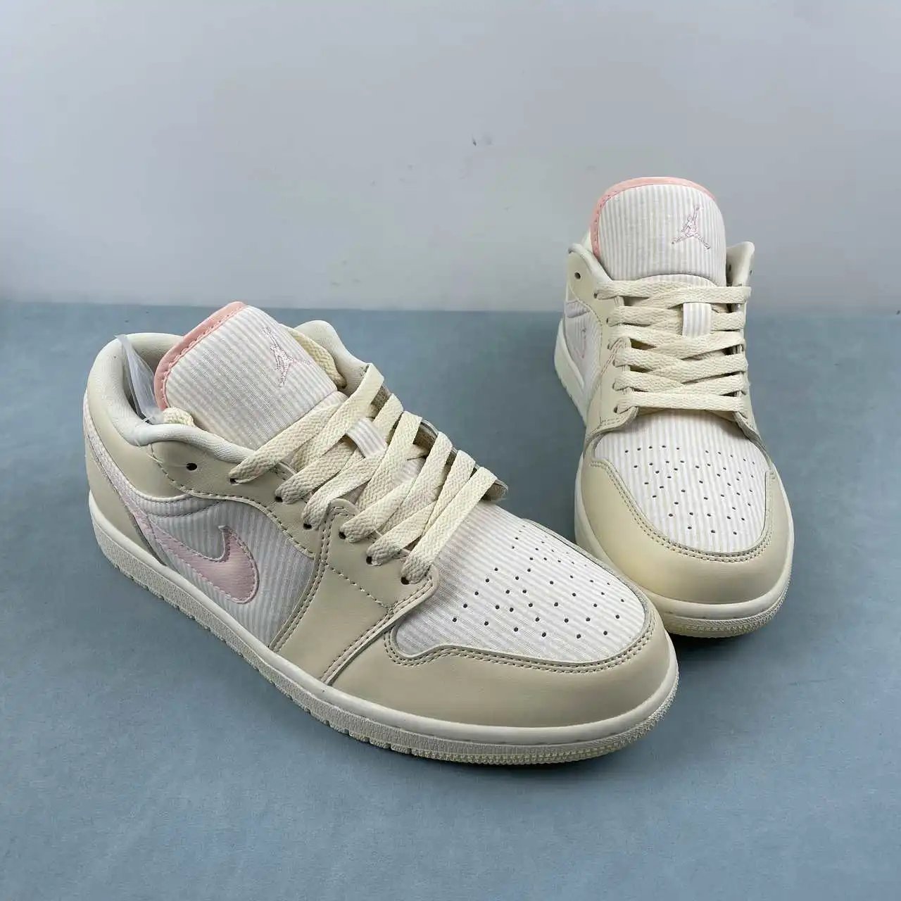 Air Jordan 1 Low FQ1925-100 thumbnail 2