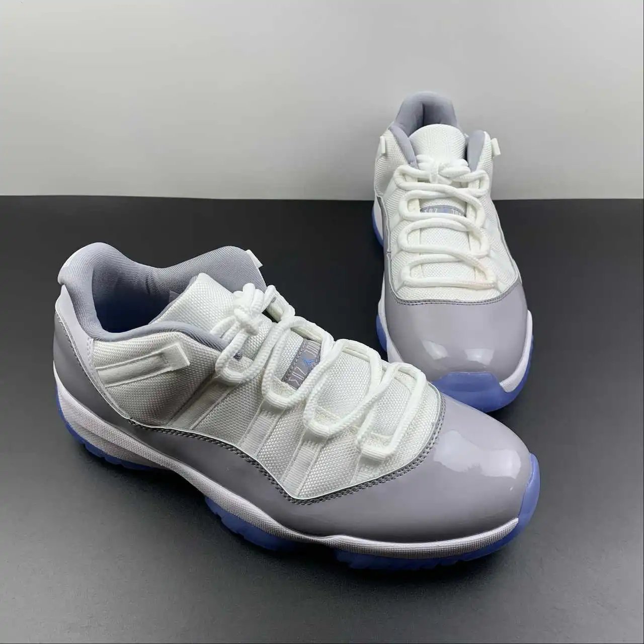 Air Jordan 11 AV2187-140 thumbnail 2