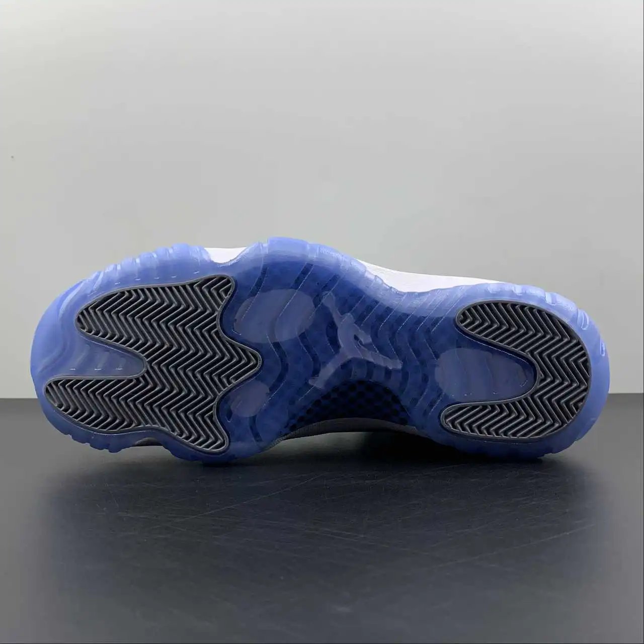 Air Jordan 11 AV2187-140 12