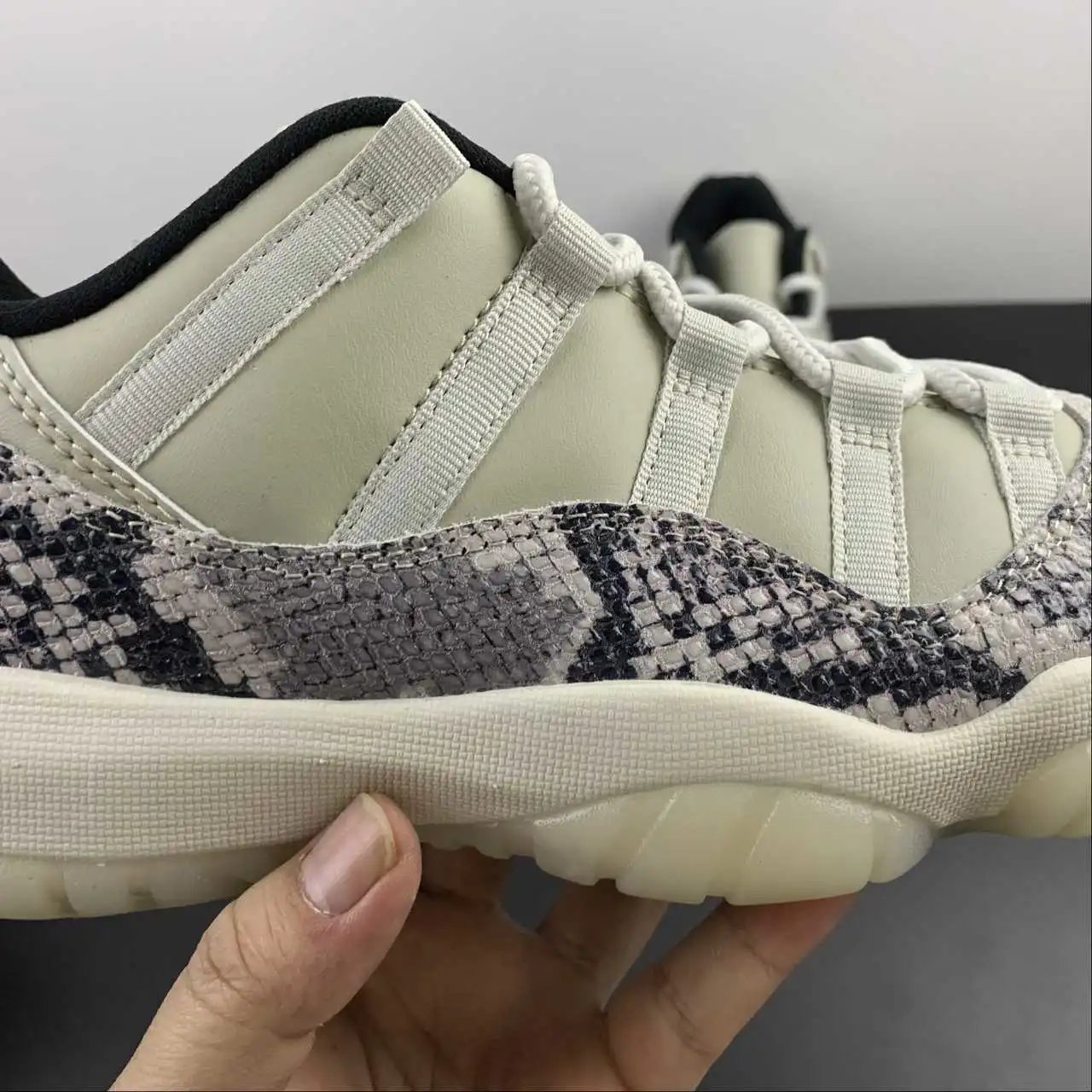 Air Jordan 11 CD6846-002 8