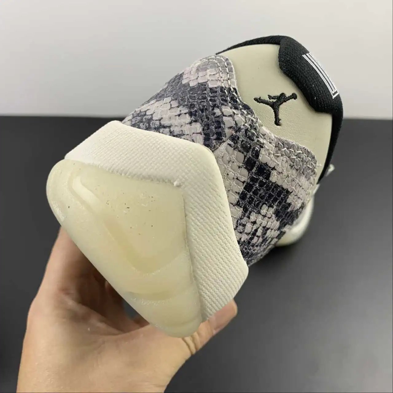 Air Jordan 11 CD6846-002 9
