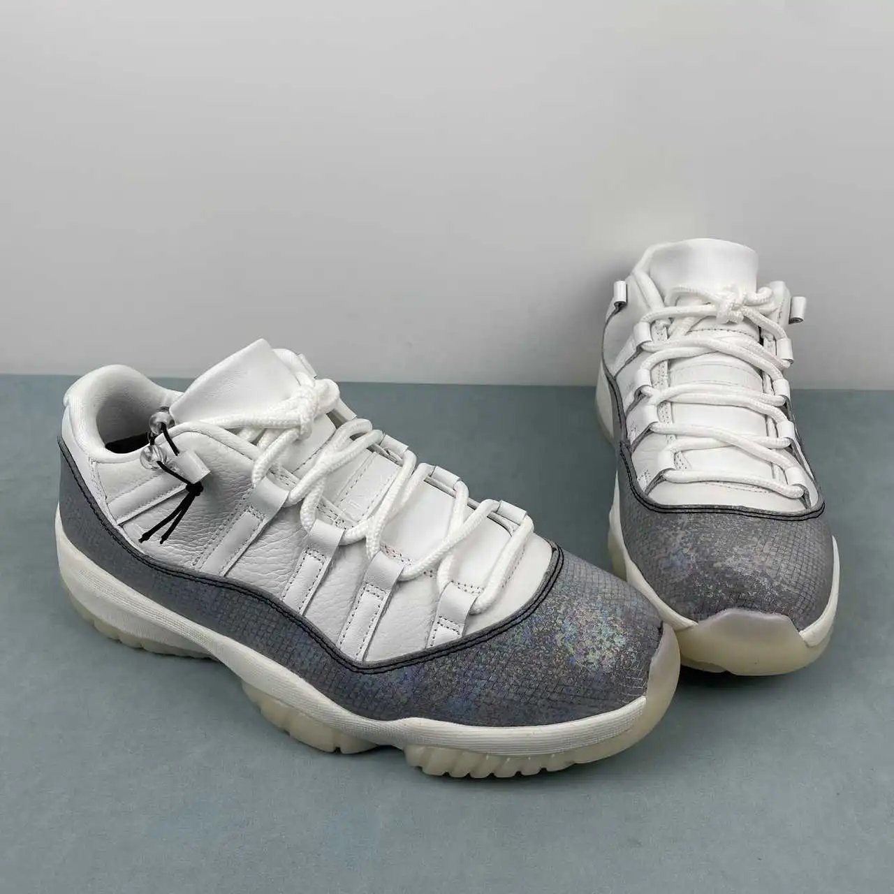 Air Jordan 11 HQ7000-001 thumbnail 2
