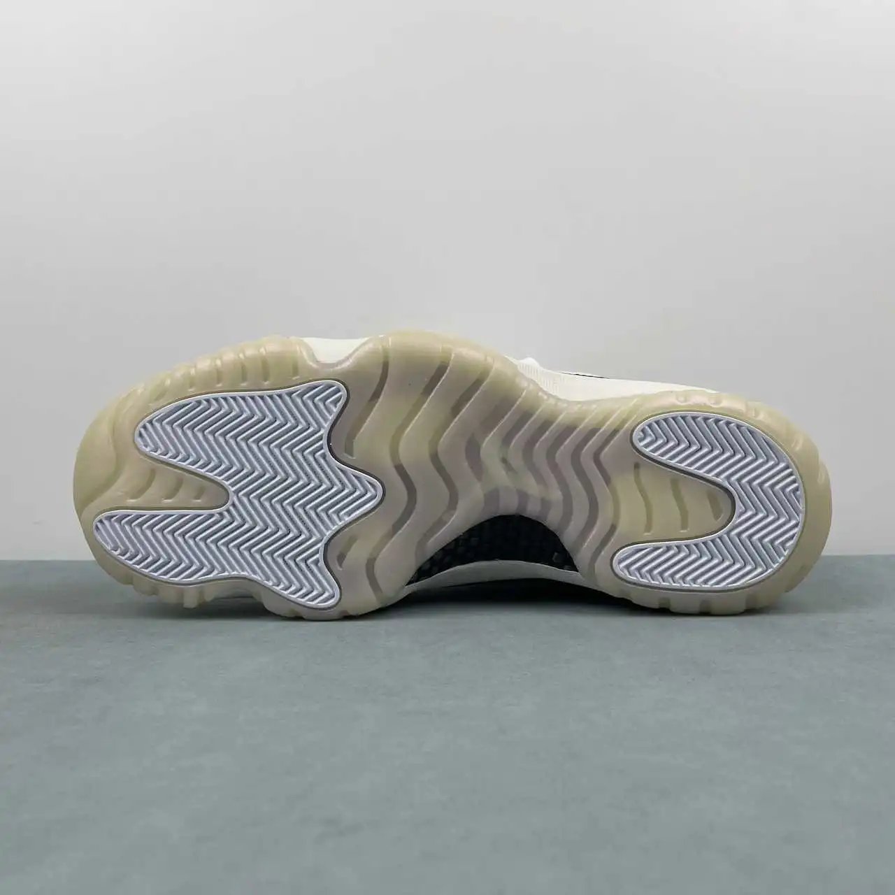 Air Jordan 11 HQ7000-001 12