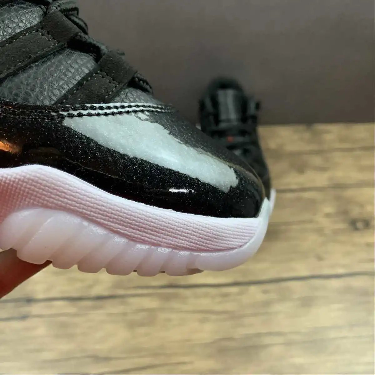 Air Jordan 11 AV2187-001 7
