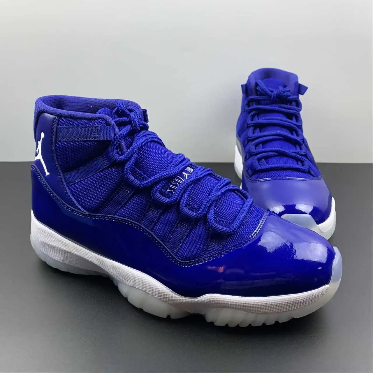 Air Jordan 11 AT7802-115 thumbnail 2