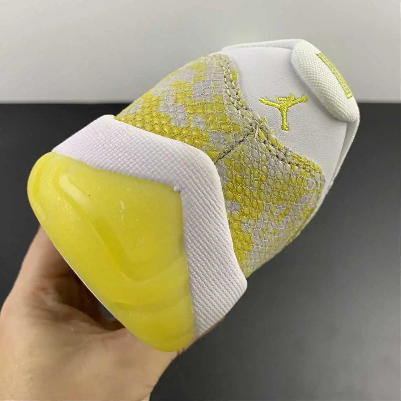 Air Jordan 11 AH7860-107 9