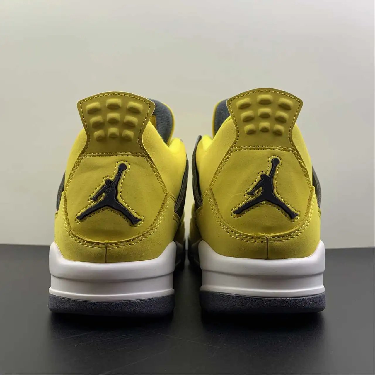 Air Jordan 4 CT8527-700 thumbnail 3