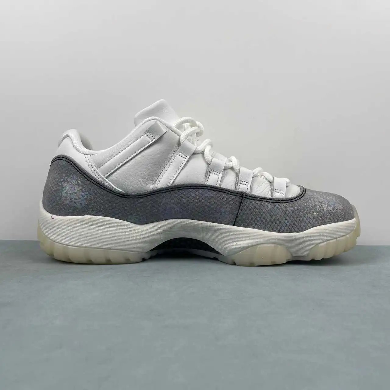 Air Jordan 11 HQ7000-001 5