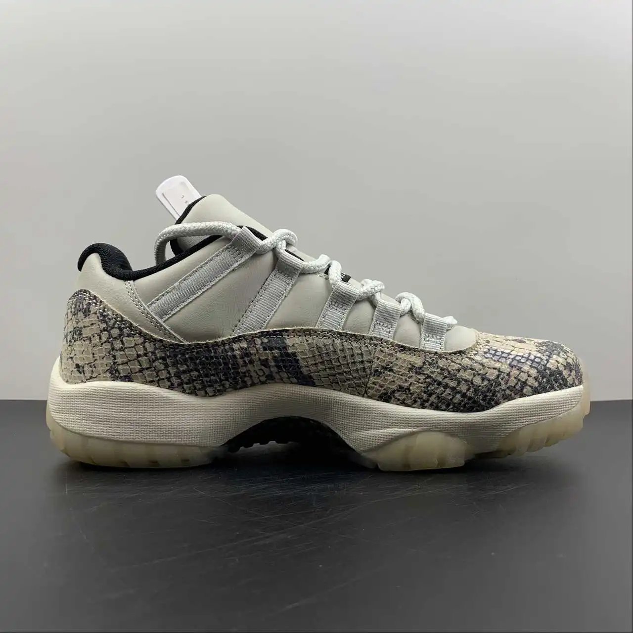 Air Jordan 11 CD6846-002 5